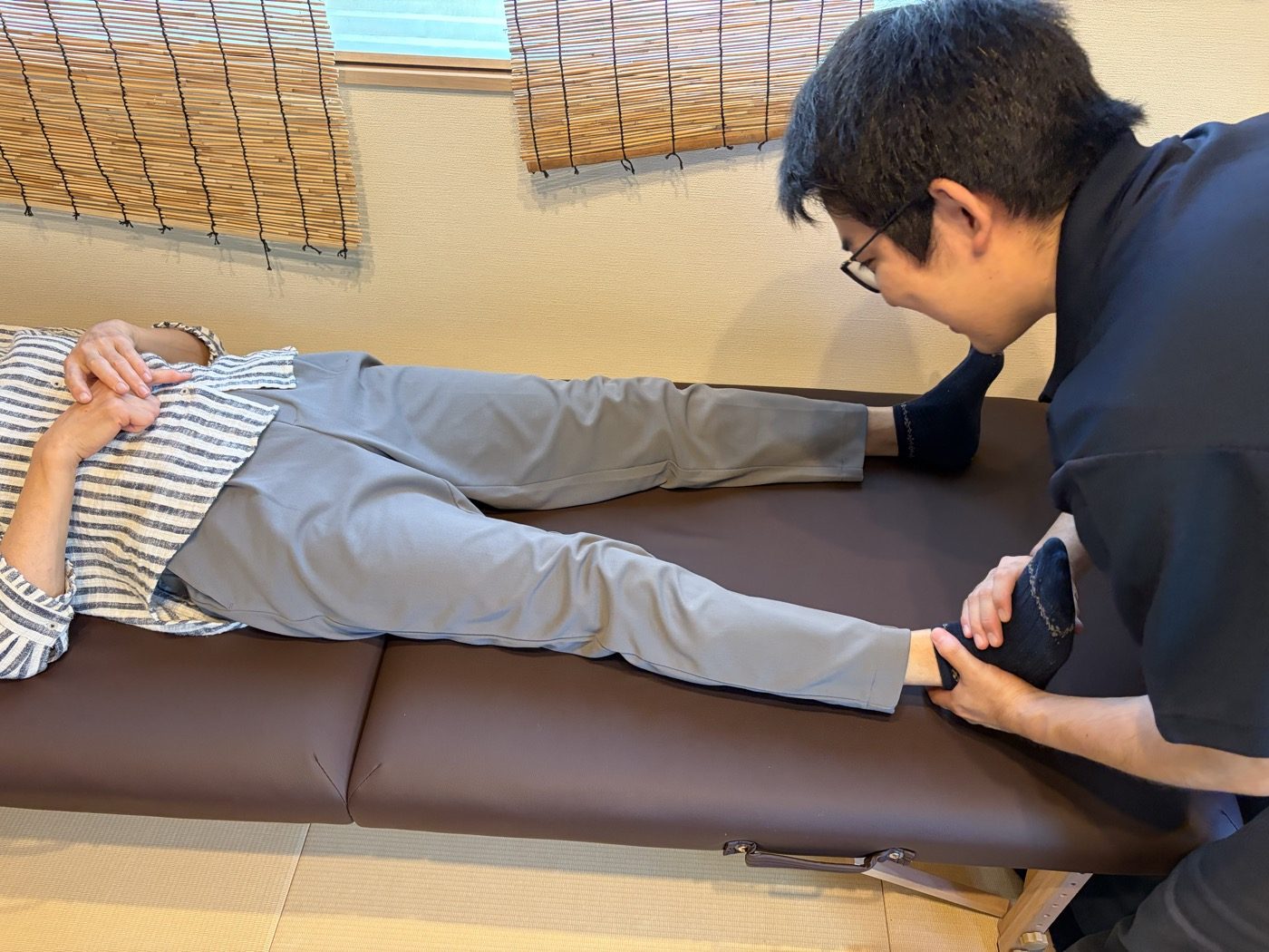 足首まわりの施術の様子