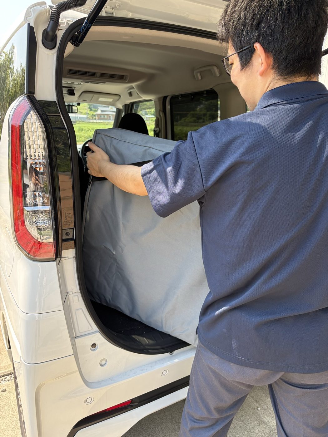 車から施術ベッドを運び出す様子