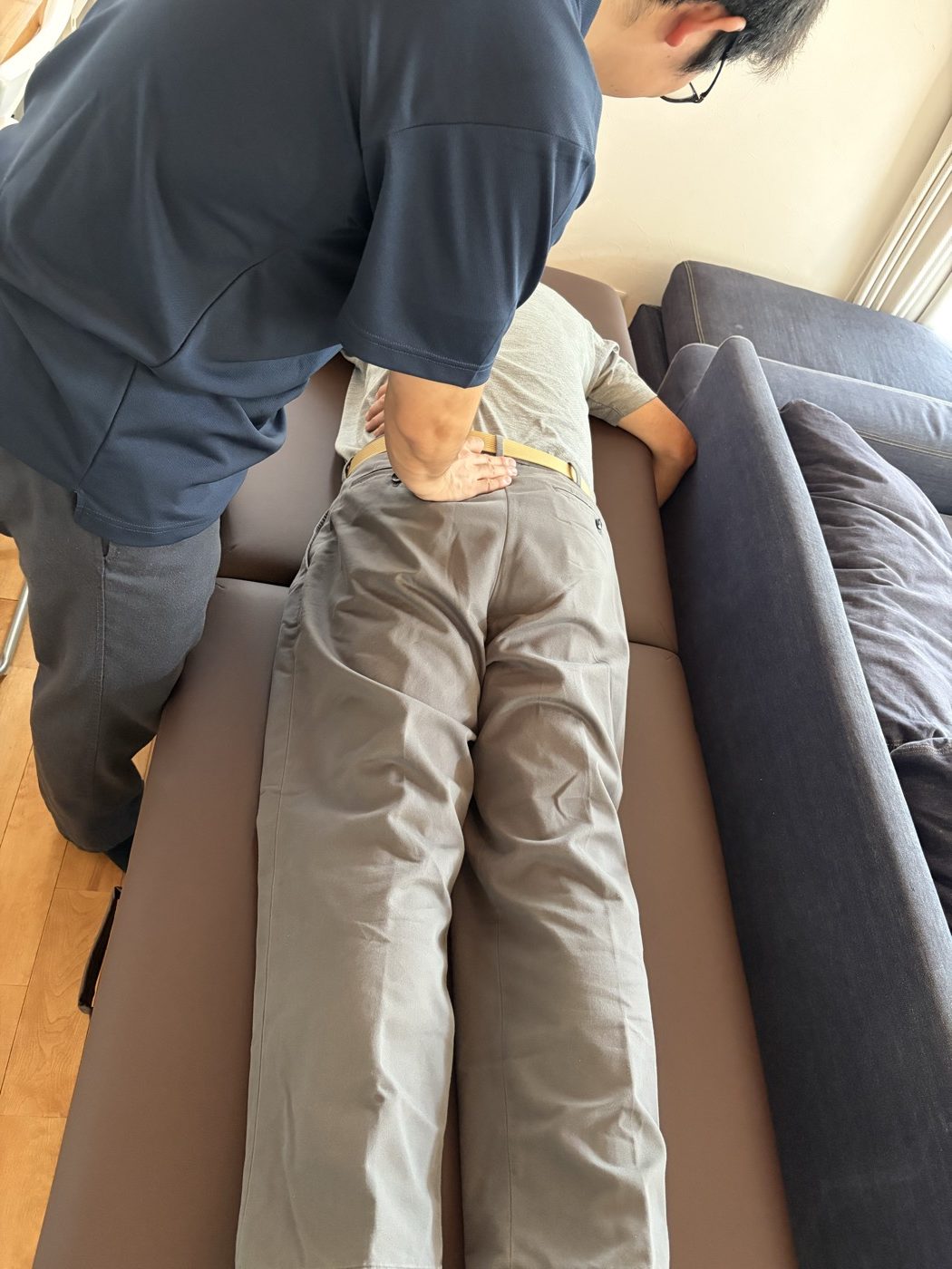腰まわりの施術の様子